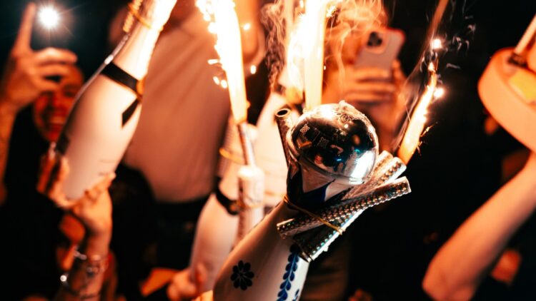 Tragedia di Crans Montana, Bobadilla e Capogiro sospendono le “fiamme sceniche”