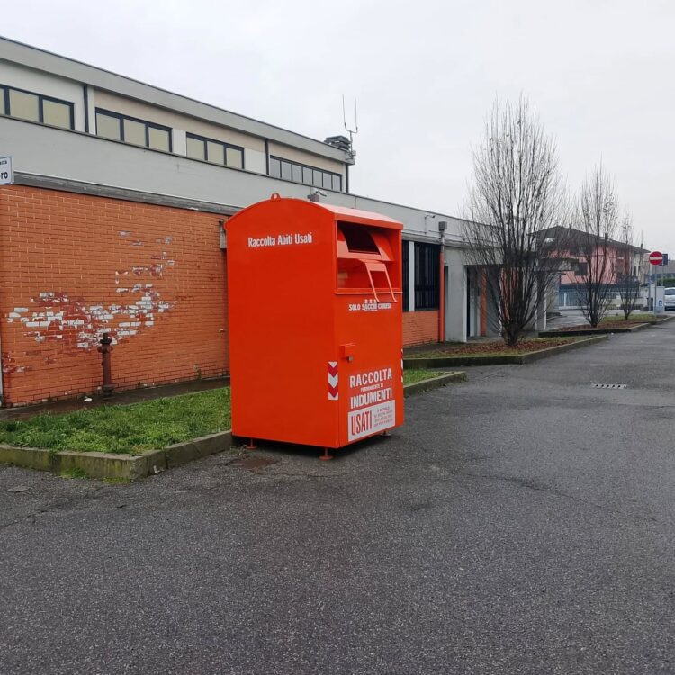 Madone, vandalismo lampo: danneggiato (e subito riparato) il nuovo raccoglitore di abiti usati