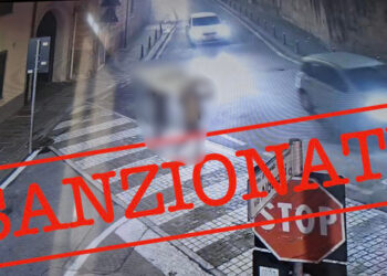 Capriate, abbandonano un materasso in strada: identificati e multati con mille euro a testa – FOTO