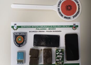 Controlli stradali a Paladina: Polizia Locale e Carabinieri intercettano un’auto e sequestrano 300 grammi di hashish
