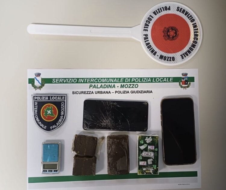 Controlli stradali a Paladina: Polizia Locale e Carabinieri intercettano un’auto e sequestrano 300 grammi di hashish