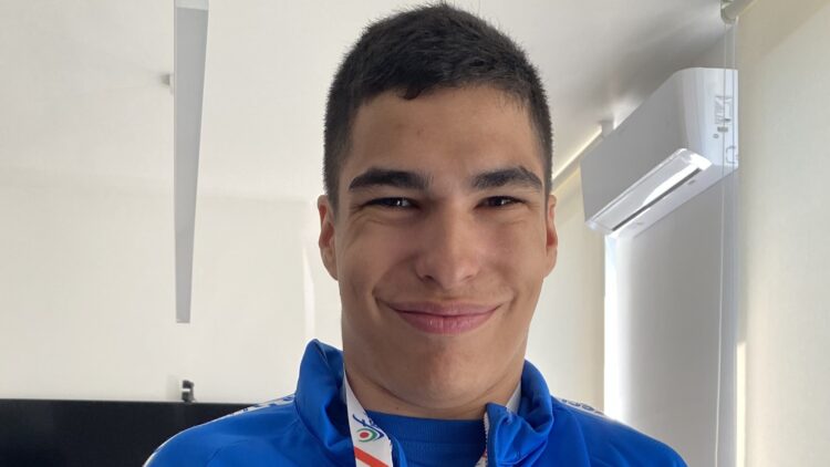 Mozzo sul tetto d’Italia: la favola di Fabio, il campione di atletica che corre oltre l’autismo