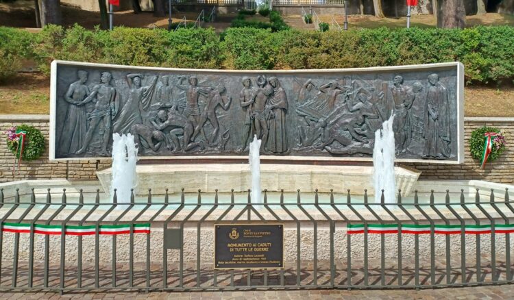 Ponte San Pietro ritrova il suo simbolo: inaugurata la fontana restaurata ai piedi del Famedio