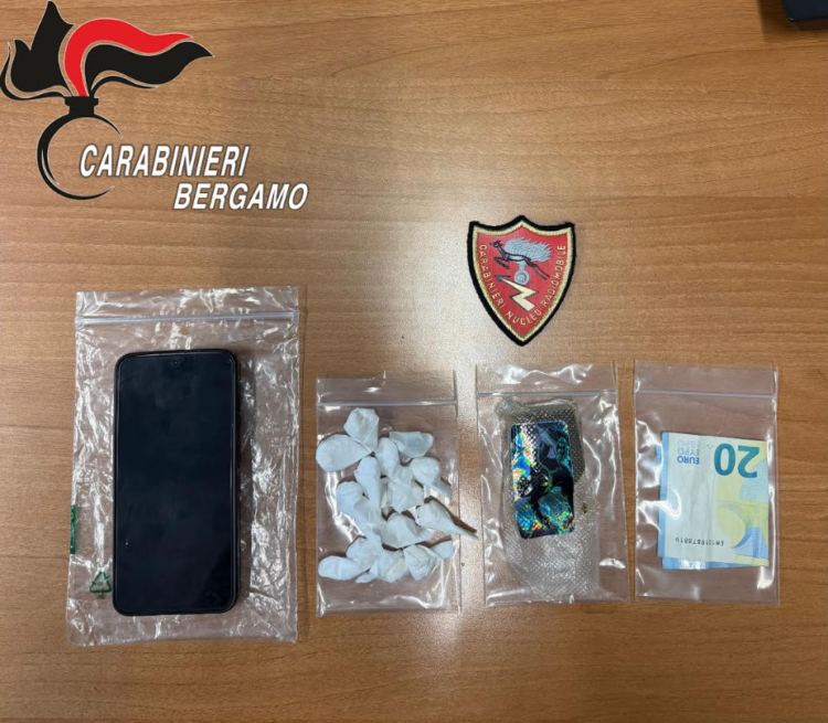 Fuga da film tra Bonate Sopra e Locate: bloccato con dosi di cocaina e hashish dopo un inseguimento nei campi