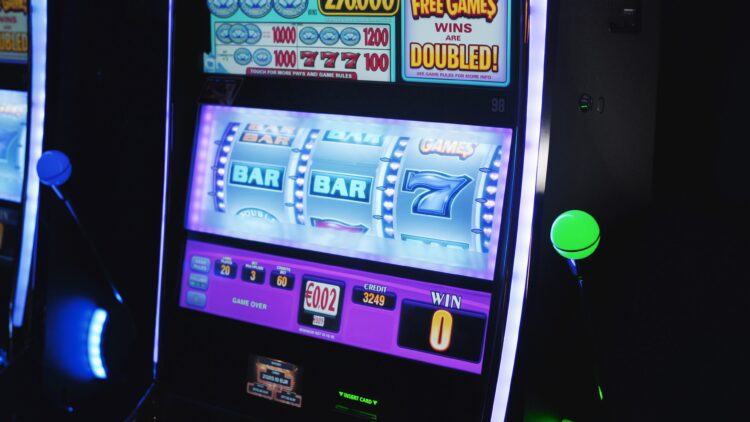 Ludopatia, il Tar dà ragione al Comune di Curno: confermato lo stop notturno a slot e sale giochi