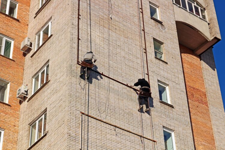 Stop ai lavori nei cantieri e nei campi nelle ore più calde: l’ordinanza anti-afa di Regione Lombardia