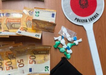 Inseguimento a Bonate Sotto: tenta la fuga a piedi dopo una manovra azzardata, 32enne denunciato per cocaina