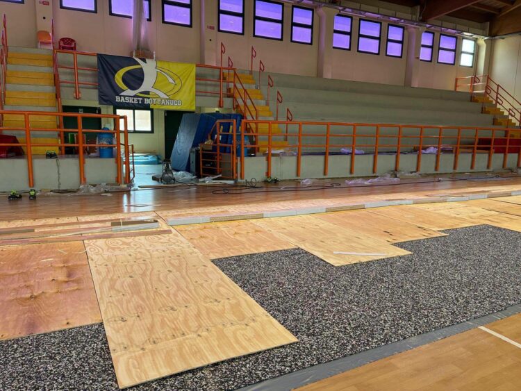 Un nuovo parquet da professionisti per il PalaVittorio: proseguono i lavori nel palazzetto di Bottanuco