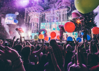 Anni ’90, musica e luci immersive: a Calusco d’Adda arriva la tappa del festival “LUMINA”