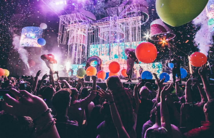 Anni ’90, musica e luci immersive: a Calusco d’Adda arriva la tappa del festival “LUMINA”