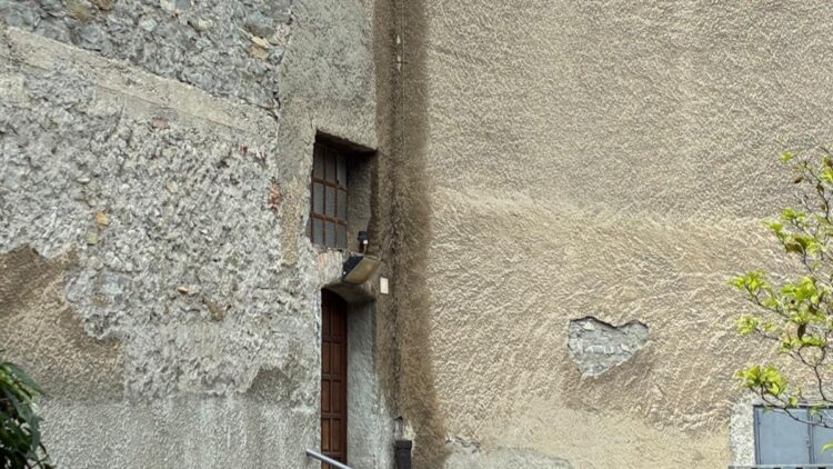 Raid notturno a Ponte San Pietro: rubato il tubo della grondaia in rame alla Chiesa Nuova