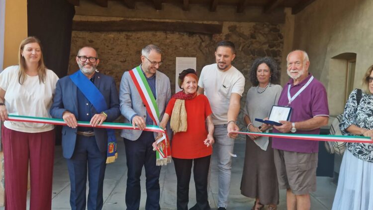 Arte e memoria al Castello Colleoni di Solza: inaugurata la mostra personale “Identità Violate” di Anna Santinello