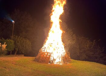 Sotto il Monte si illumina per il Papa Buono: in cento al falò per il 68° anniversario dell’elezione