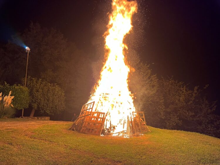 Sotto il Monte si illumina per il Papa Buono: in cento al falò per il 68° anniversario dell’elezione